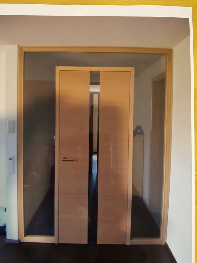 Braune Holztür mit schmalem vertikalem Fenster