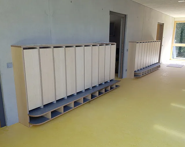 Garderobe mit weißen Schränken