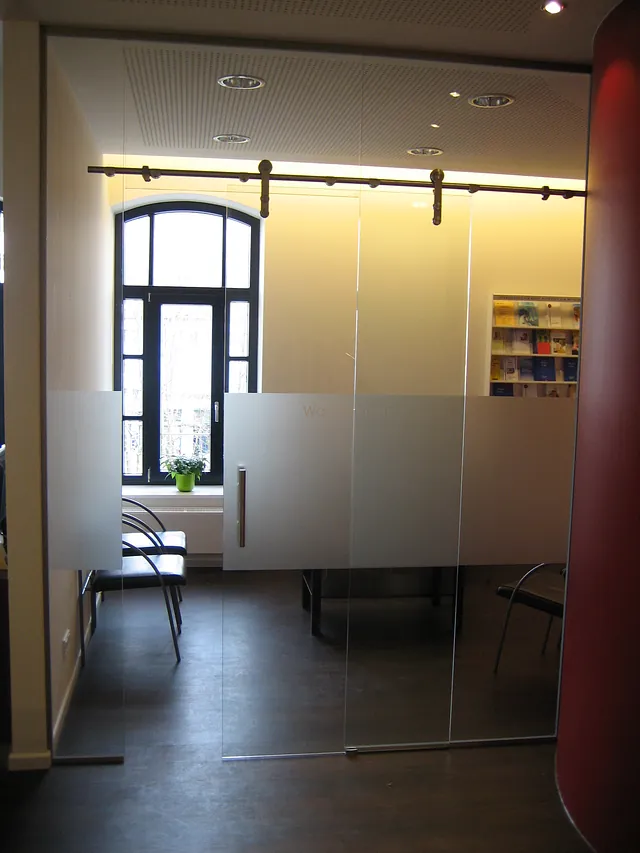 Glastür mit mattiertem Streifen