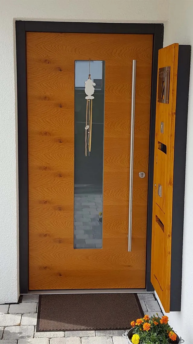 Holztür mit schmalem vertikalem Fenster, silbernem Griff