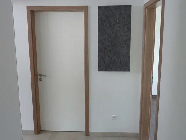 Zwei weiße Innentüren mit braunen Rahmen