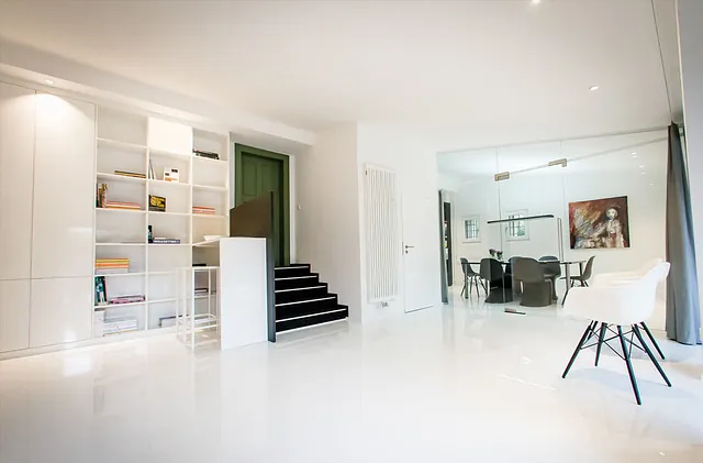 Großer, weißer Raum