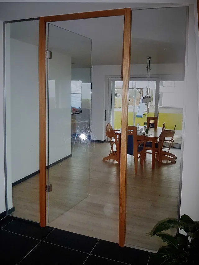 Offene Glastür mit Holzrahmen