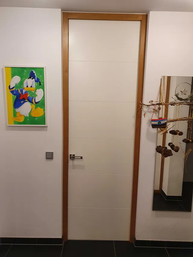 Schlichte cremefarbene Tür mit Holzrahmen