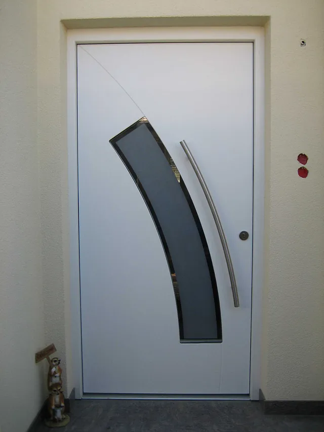 Weiße Haustür mit gebogenem, schmalem Fenster 