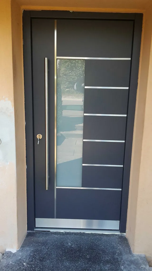 Schwarze Haustür mit vertikalem Griff