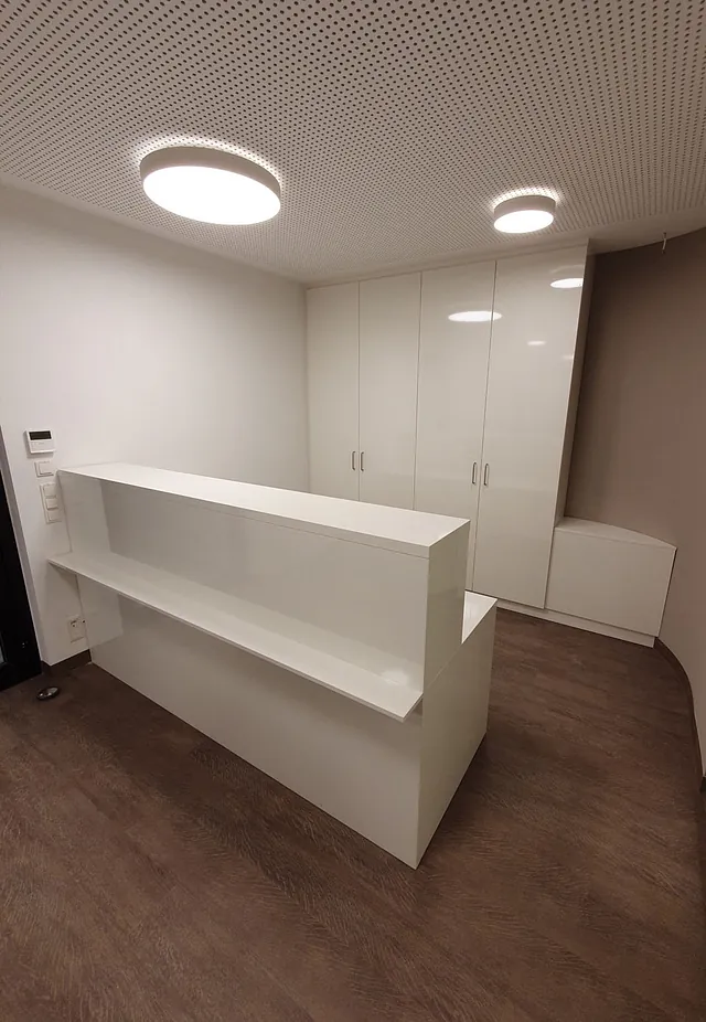 Empfangsbereich weiß und hellen Möbeln